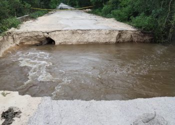 ¿Cuánto tiempo estarán atrapados? Las lluvias dejan a comunidades aisladas en Quintana Roo.