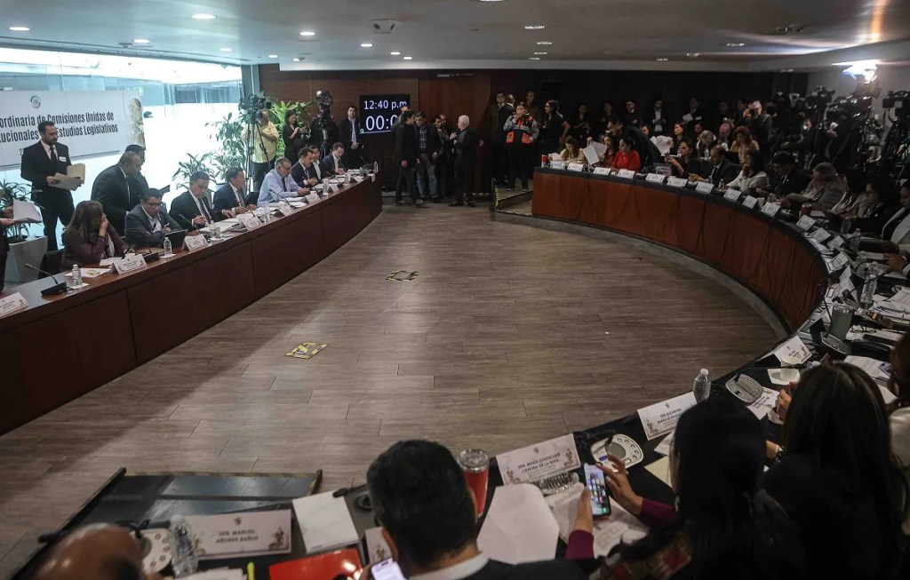 Reunión extraordinaria de comisiones unidas de Puntos Constitucionales y de Estudios Legislativos para la llamada reforma de "supremacía constitucional" (Foto de El Universal)