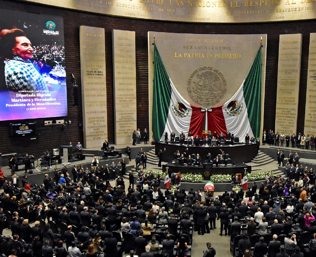 Aspecto general del homenaje póstumo a la política Ifigenia Martínez, ayer en Ciudad de México. A la derecha, legisladores acompañan el féretro con el cuerpo de la líder histórica