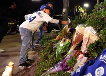Aficionados dejan flores y veladoras en Dodger Stadium en homenaje a Valenzuela