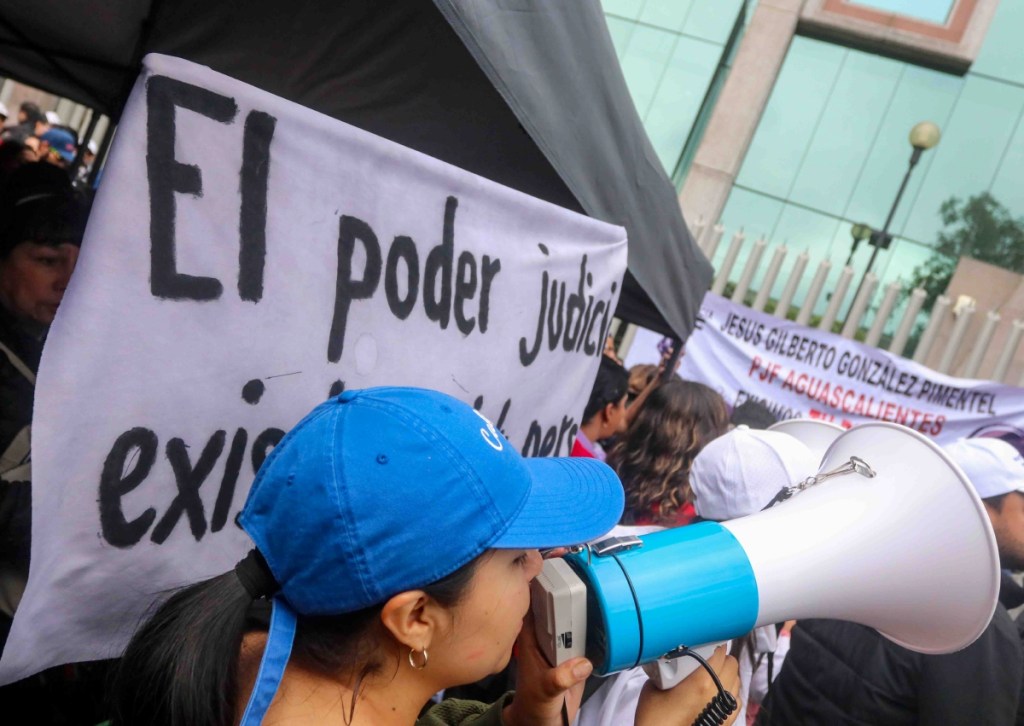 Trabajadores del Poder Judicial se manifiestan a las afueras del Consejo de la Judicatura Federal, exigiendo revocar la polémica reforma