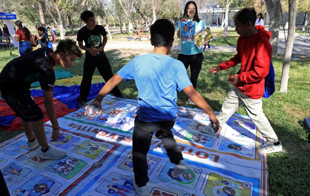 Migrantes adolescentes participan en una actividad del Festival de la Salud Mental en Ciudad Juárez. Instituciones de salud y organizaciones civiles alertaron sobre el aumento de suicidios en migrantes