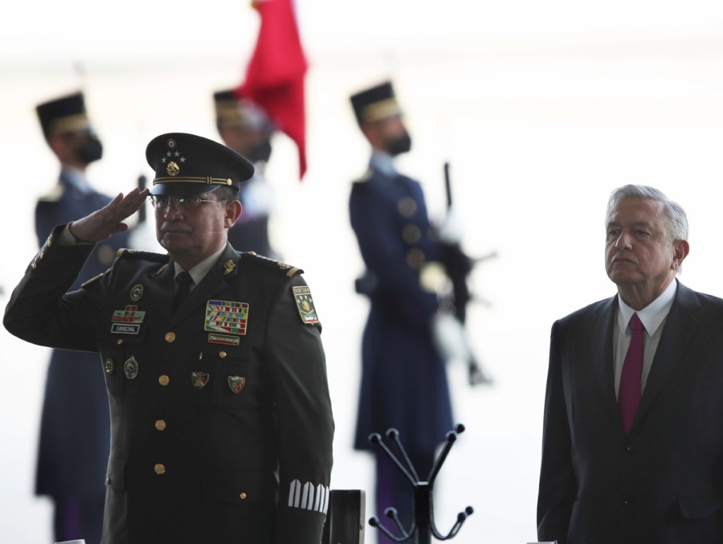 Foto del 10 de febrero de 2021, del entonces secretario de Defensa, Luis Crescencio Sandoval, con Andrés Manuel López Obrador