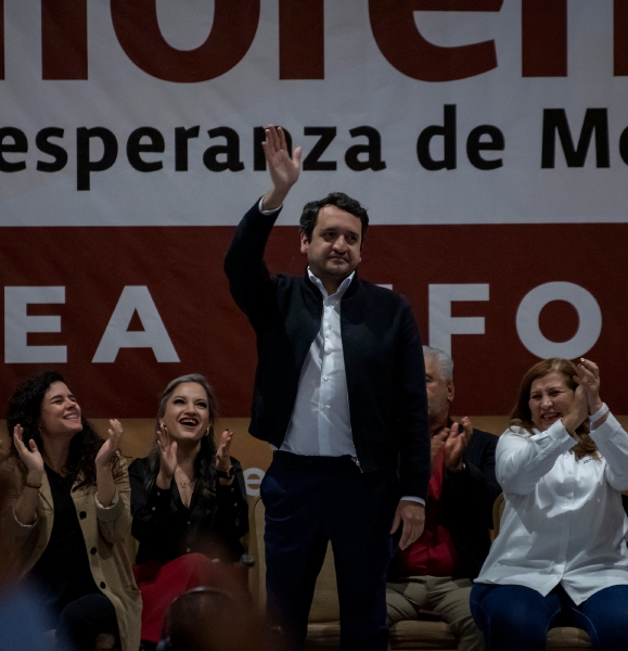 Andrés Manuel López Beltrán saluda en asamblea informativa de Morena