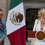 La presidenta Claudia Sheinbaum intercambia unas palabras con Sarah Bairstow, CEO de Mexico Pacific LLC —en el estrado— durante la reunión “US-Mexico CEO Dialogue”. A la izquierda, Francisco Cervantes, presidente del Consejo Coordinador Empresarial de México, da su discurso junto al actual secretario de Economía, Marcelo Ebrard, en Palacio Nacional