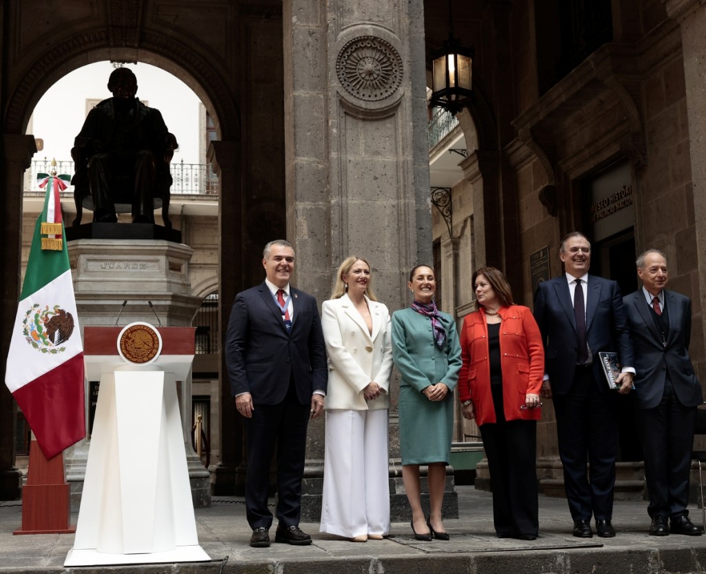 De izquierda a derecha: Francisco Cervantes, presidente del Consejo Coordinador Empresarial; Sarah Bairstow, directora ejecutiva de México Pacific; Claudia Sheinbaum, presidenta de México; Suzanne Clark, CEO de la “US Chamber of Commerce”; Marcelo Ebrard, secretario de Economía y Guillermo Vogel, vicepresidente del Consejo Global Tenaris