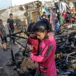 Palestinos inspeccionan las tiendas de campaña destruidas en un campamento para desplazados internos en el Hospital Al-Aqsa, después de ataque aéreo israelí en Deir al Balah, en el centro de la Franja de Gaza