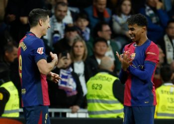 Barcelona golea al Real Madrid en el Bernabéu y se afianza como líder en España