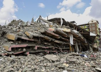 Buscan sobrevivientes tras el derrumbe de un edificio residencial en Nairobi, Kenia