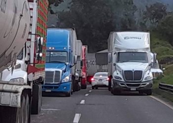 Caos y transportistas varados por un derrumbre en la autopista Puebla-Veracruz