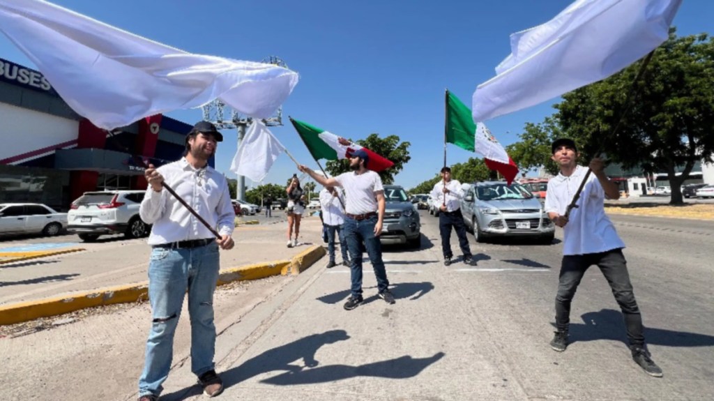 Jóvenes que encabezaron, con banderas y banderolas, la Caravana por la Paz, ayer en Culiacán, Sinaloa