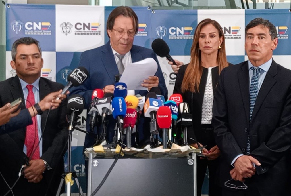 El presidente del Consejo Nacional Electoral de Colombia, César Lorduy, en rueda de prensa en Bogotá, donde informó que se abrió una investigación y formuló cargos a la campaña del presidente Gustavo Petro en 2022