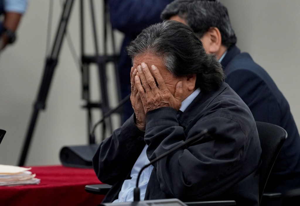 El expresidente peruano Alejandro Toledo se cubre se toma la cara en el momento de la lectura de la condena de 20 años de cárcel en su contra