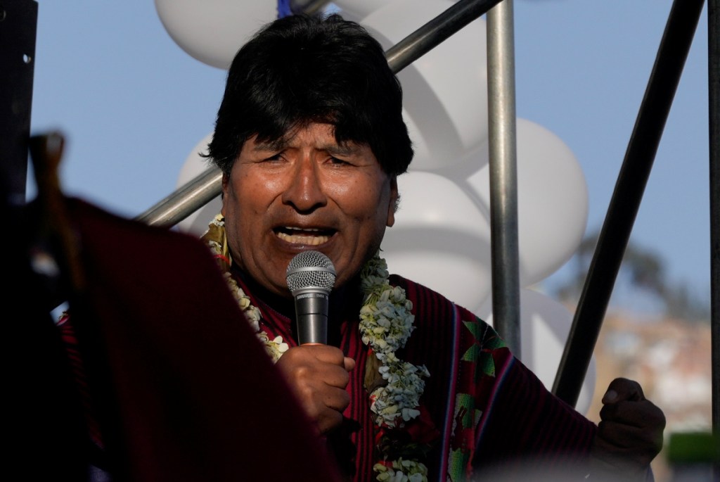 El expresidente de Bolivia Evo Morales se dirige a sus simpatizantes tras marchar hacia La Paz, para protestar contra el presidente Luis Arce