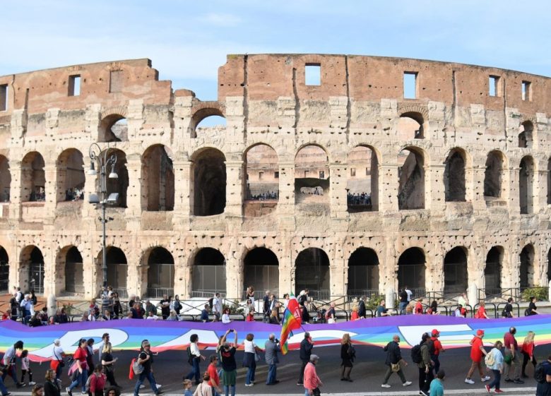 Los manifestantes durante su paso frente al Coliseo de Roma