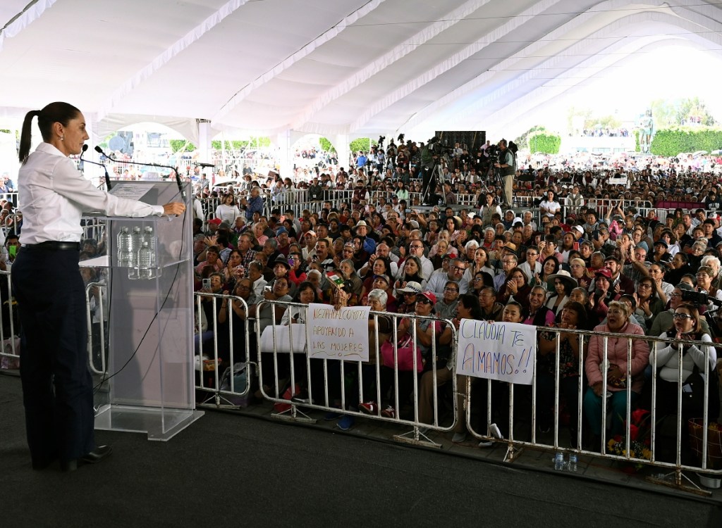 Claudia Sheinbaum, ayer en una reunión en Ciudad Nezahualcóyotl