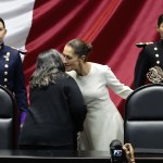 Pese a sus diferencias, la presidenta Claudia Sheinbaum saludó de beso a la presidenta de la Suprema Corte de Justicia de la Nación, Norma Piña, durante la toma de juramento en la Cámara de Diputados