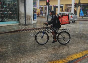 Claudia Sheinbaum firma iniciativa para dar seguridad social a repartidores