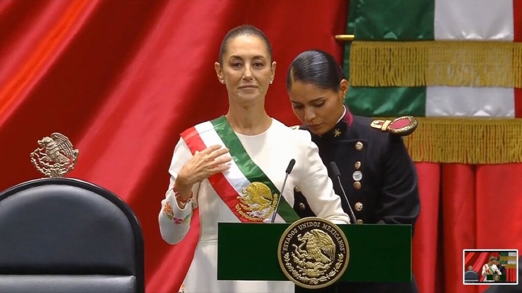 Claudia Sheinbaum recibió y se colocó la banda presidencial