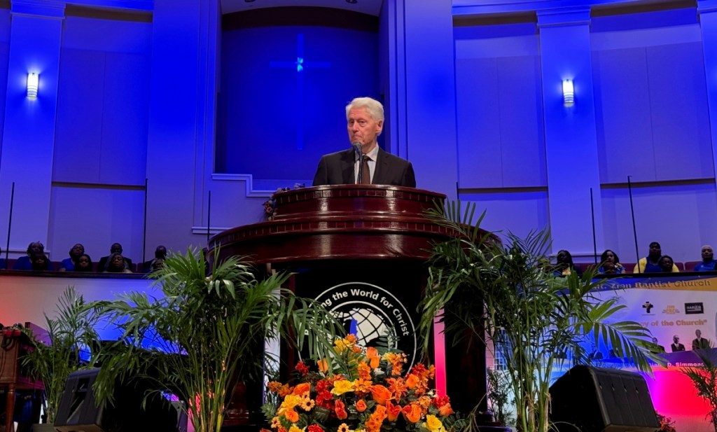 El expresidente Bill Clinton motiva a votar a los fieles en la iglesia bautista Monte Sion de Albany, Georgia