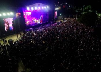 Como parte del público, la gobernadora Mara Lezama asiste a la presentación de Carlos Vives en el espectáculo “50 Aniversario”