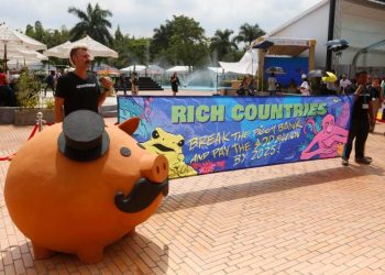 Con alcancía gigante piden en la COP16 a países ricos cumplir compromisos financieros