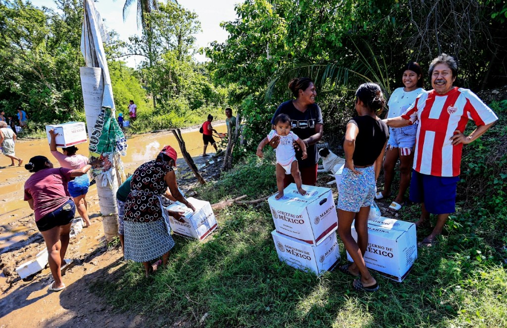 Habitantes de una zona rural de Acapulco reciben sus despensas