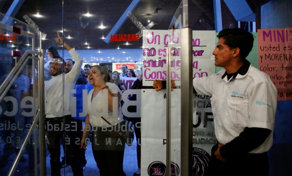 Trabajadores del Poder Judicial de Guadalajara, Jalisco, se manifiestan afuera de una conferencia de prensa de la ministra Loretta Ortiz, una de las impulsoras de la reforma oficialista que ha causado polémica