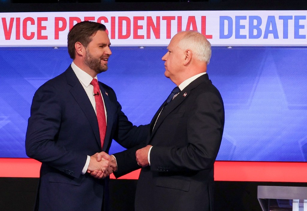 El candidato republicano a la vicepresidencia JD Vance y su adversario demócrata Tim Walz se dan la mano