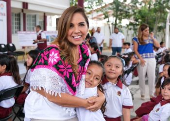 Cumple Mara Lezama y entrega domo ligero y aula equipada en la primaria “Ermilo Abreu Gómez”, de Paraíso Maya en Cancún