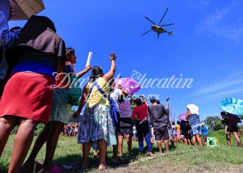 Dan despensas a un pueblo de Acapulco a 18 días del huracán John