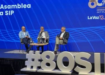 Daniel Zovatto concluye participación en la Asamblea General de la SIP con panel sobre democracia