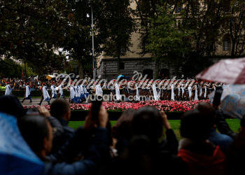 Desafían a la lluvia por el desfile de la Fiesta Nacional de España