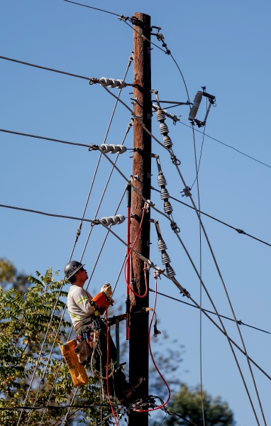 Técnicos canadienses apoyan para restablecer la electricidad en Swannanoa, Carolina del Norte, EE.UU.