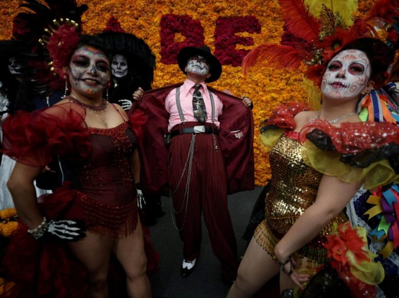 Sobre estas líneas, catrinas rumberas y catrines pachucos que se preparan para encabezar el Gran Desfile de Día de Muertos sobre Paseo de la Reforma, programado para el 2 de noviembre, a partir de las 14 horas. A la izquierda, Clara Brugada, jefa de Gobierno de CDMX, con la comparsa que encabezará las diversas actividades capitalinas para honrar a los difuntos