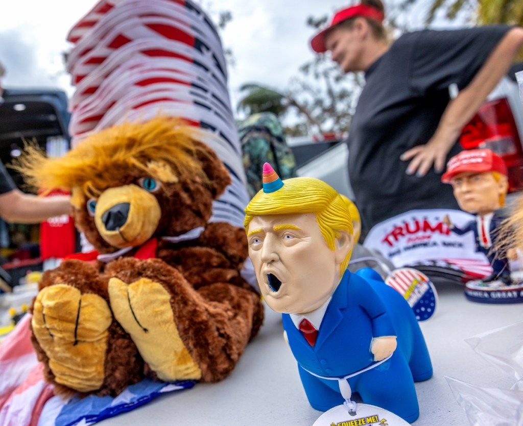 Recuerdos del candidato presidencial republicano y ex presidente estadounidense Donald Trump en el evento “Trump Festival” (Take America Back), en Palmetto, Florida