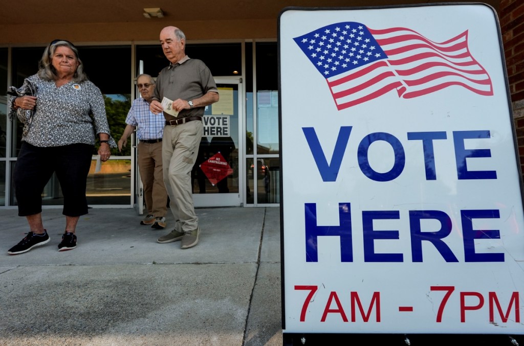 Electores salen de una casilla durante la votación primaria, el martes 21 de mayo, en Kennesaw, Georgia