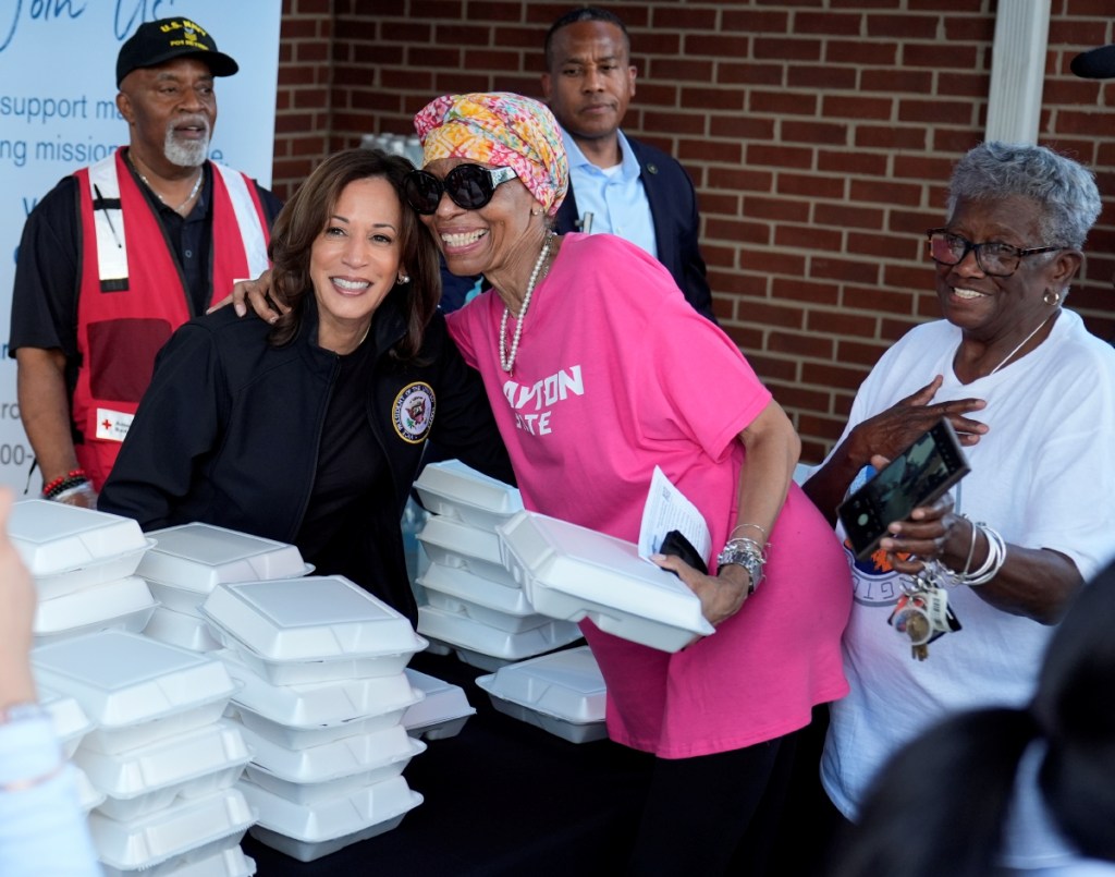 Kamala Harris, candidata demócrata a la presidencia, ayudó a distribuir alimentos en Augusta, Georgia