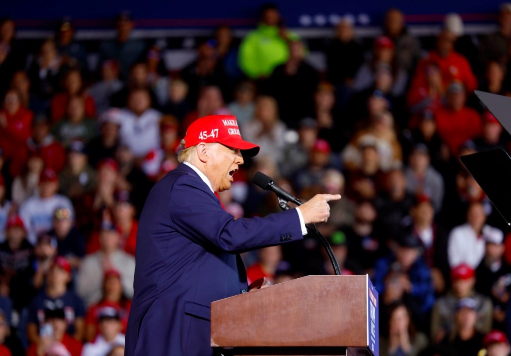 El expresidente Donald Trump habla en un acto de campaña en el aeropuerto del condado de Dodge en Juneau, Wisconsin, el domingo pasado