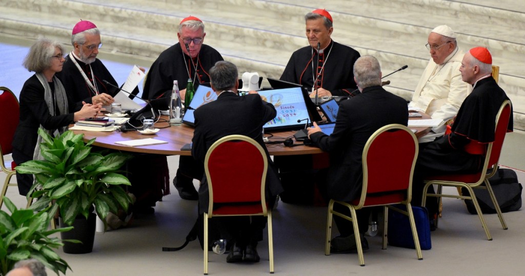 El papa Francisco preside la apertura de la Segunda Sesión de la XVI Asamblea General Ordinaria del Sínodo de los Obispos, realizada ayer en el Aula Pablo VI de Ciudad del Vaticano