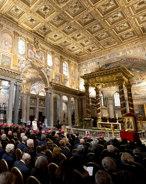 El Papa participó ayer en una jornada de oración por la paz en la basílica de Santa María La Mayor, al lado de un antiguo icono de la Virgen, la “Salus Populi Romani”, en Roma