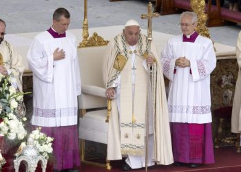 El papa Francisco celebra la misa de canonización de 14 nuevos santos de la Iglesia