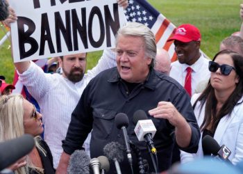 El seguidor de Trump y ultraderechista Steve Bannon sale de la cárcel
