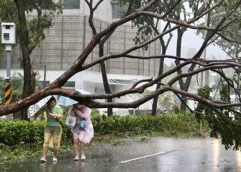 El tifón Krathon tocó tierra en el sur de Taiwán con vientos de 136 km/h