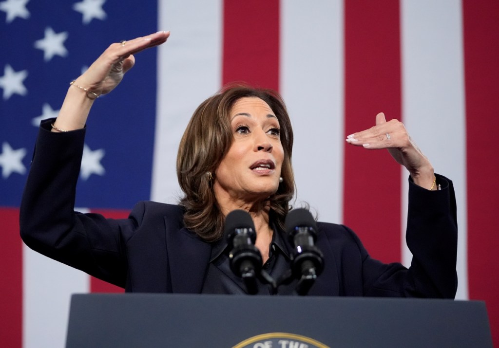 La candidata demócrata Kamala Harris habla en un evento en la Estación Norte del Departamento de Bomberos de Redford, el pasado viernes