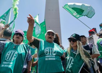 Empleados públicos de Argentina inician huelga de 36 horas ante recortes y bajos salarios