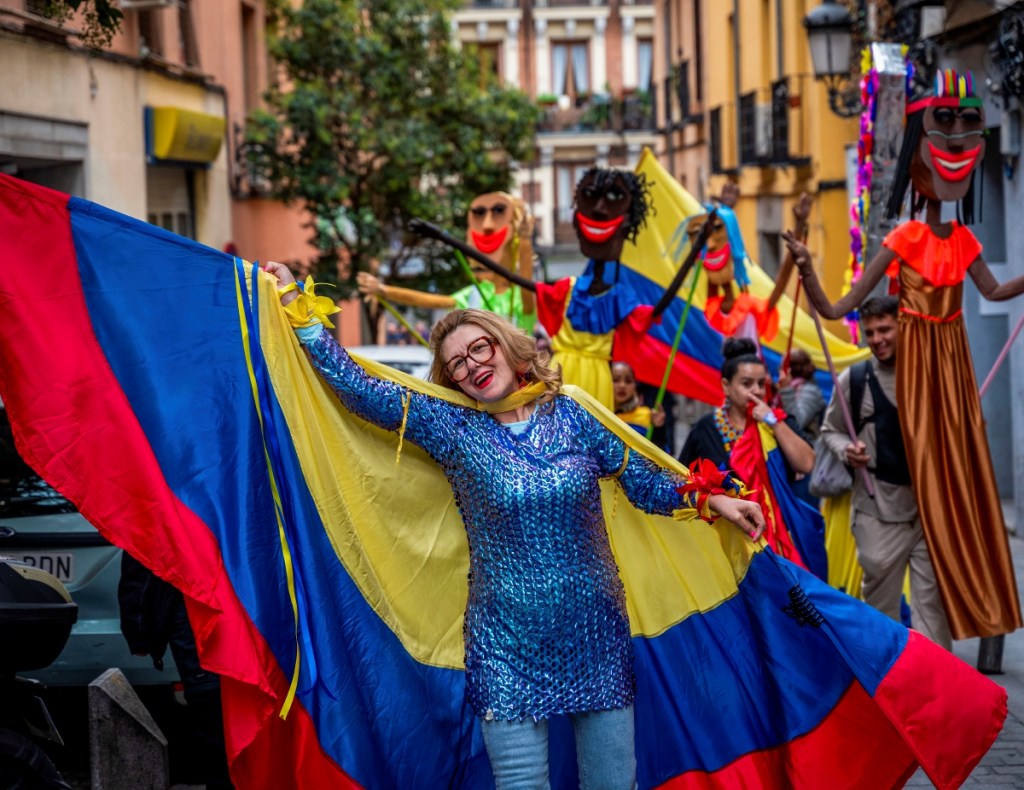 Pasacalles durante la manifestación contra el “genocidio colonial” que ayer recorrió las calles de Madrid