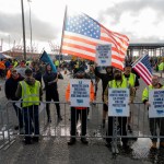 Arriba y a la izquierda, trabajadores del puerto marítimo de Nueva Jersey comienzan con la huelga de estibadores, ayer