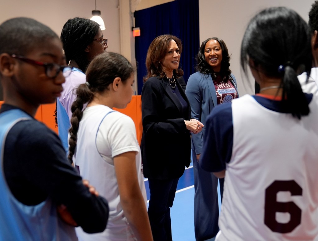 La candidata demócrata Kamala Harris, con un equipo de básquetbol y la entrenadora Randyll Butler