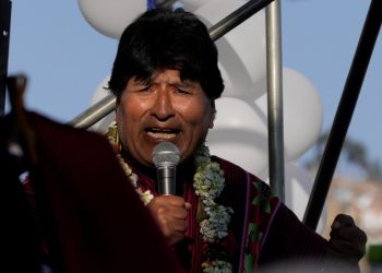 Evo se atrinchera: Se dice perseguido político y trata de evitar su detención